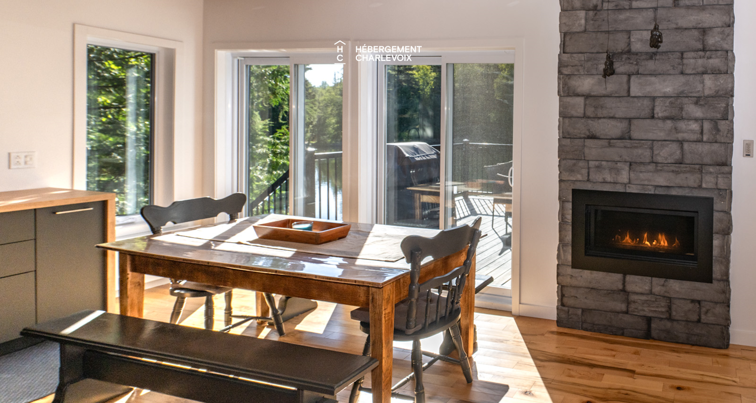 NAF-256 - Cottage on the edge of a lake with trail, waterfall and pond